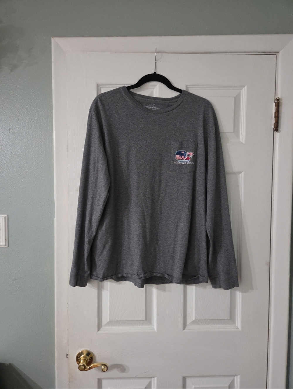 Vineyard Vines Gray Long-Sleeve t-shirt.